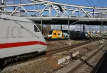 Während 808 013-7  Nauen  als ICE547 von Düsseldorf Hauptbahnhof nach Berlin Gesundbrunnen in Richtung Berlin Rummelsburg ausfährt, erreicht 445 101-9 als RE2 (RE 63979) auf der Fahrt von Cottbus nach Wismar den Bahnhof Berlin Gesundbrunnen. (11.3.2017)