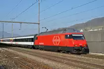 Re 460 113-4 durchfährt den Bahnhof Gelterkinden. Die Aufnahme stammt vom 16.03.2017.