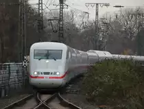 Immer noch mit dem Fleck an der Front (vgl. http://www.bahnbilder.de/bild/deutschland~bahnhoefe-f---k~koln-messe-deutz/999971/tz-161-bebra-durchfaehrt-als-ice.html) nimmt Tz 169  Bebra  als ICE 1025 (Hamburg Altona - Frankfurt(Main)Hbf) kurs auf den Bahnhof Köln Süd.

Köln Süd, 09. Dezember 2016