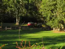 Die EL 9-002 der Parkeisenbahn Vatterode mit einem Zug vom Bf Wippergrund, am 02.10.2016 kurz vor dem Bf Mansfeld Schleife.