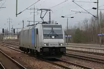 Railpool 185 674-9 bei der Durchfahrt in Berlin Schönefeld Flughafen am 21.03.2017