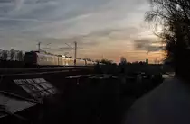 Der schon seit einigen Jahren mit Werbung für die MVV-App beklebte 423 165-0 führte am abendlichen 20.03.17 ein 423-Dreier-Gespann aus Poing heraus in Richtung Erding an.