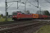 Am BÜ Mittelstraße kommt 152 029-5 mit einem Kastelzug in Groß-Gerau gen Klein-Gerau gefahren, am Sonntag den 19.3.2017.