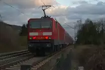 Am Sonntagabend schiebt die 143 263 einen RB 27 nach Koblenz Hbf, auch wenn der Zielanzeiger den Zug als S-Bahn kennzeichnet. 19.3.2017