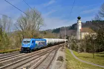 187 930 mit einem Kesselzug am 13.03.2017 bei Wernstein am Inn. 