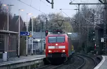 152 108-7 DB kommt aus Richtung Aachen-West,Laurensberg,Richterich,Kohlscheid,Herzogenrath,Hofstadt,Finkenrath,Rimburg,Übach-Palenberg,Zweibrüggen,Frelenberg,Geilenkirchen,Süggerrath,Lindern,Brachelen,Hückelhoven-Baal,Baal mit einem Güterzug aus Belgien nach Neuss und fährt durch Erkelenz in Richtung Herrath,Beckrath,Wickrath,Rheydt-Hbf,Mönchengladbach-Hbf. 
Aufgenommen vom Bahnsteig 1 in Erkelenz.
Bei Sonne und Wolken am Nachmittag vom 6.3.2017.