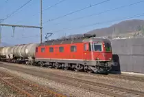 Re 6/6 11683 durchfährt den Bahnhof Gelterkinden. Die Aufnahme stammt vom 16.03.2017.