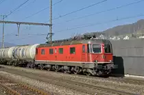 Re 6/6 11652 durchfährt den Bahnhof Gelterkinden. Die Aufnahme stammt vom 16.03.2017.
