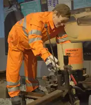 Aluminothermische Schweissverfahren finden weltweit beim verbinden von Schienen Anwendung, der nette Kollege sollte aber vor dem Zünden eine Schutzbrille aufsetzen.
Eisenbahmuseum Odense. 25.03.2017  12:55 Uhr.