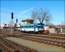 CD 810 585-0 verlässt richtung Kralovice, Hbf. Rakovník am 28.03.2017
