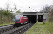 RE 6 Minden -Köln, der jetzt Rhein-Weser-Express heißt, fährt Steuerwagen voraus auf der Umleiterstrecke bei Köln-Blumenberg (29.3.17).