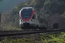 Und gleich noch mal der Triebwagen 303 der VIAS nun als SE10 nach Frankfurt Main Hbf. Hier hat der Zug gerade das Südportal des Loreleytunnels hinter sich gelassen und stebt nun Kaub entgegen. 25.3.2017