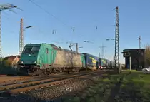 Etwas über die Zeit kommt die 185 607-9 mit einem Walther-Klv durch Lintorf gen Duisburg. 27.3.2017