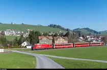 Ge 4/4 1, die einzige Lok der Appenzeller Bahnen, fährt am 27. März 2017 mit einem Pendelzug bei Waldstatt in Richtung Gossau.