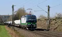 Die erst seit kurzem im Einsatz befindliche und an LTE vermietete ELL 193 261 befördert am 28.03.17 zwischen Bohmte und Ostercappeln einen mit Autos der Mercedes G-Klasse beladenen Zug in Richtung Bremen. 