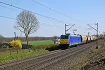 Macquarie European Rail 146 519, an HSL Logistik vermietet, schleppt Schüttgutwagen am 28.03.17 zwischen Bohmte und Ostercappeln in Richtung Osnabrück.