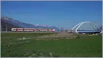 Der als RE 3557 von Aigle nach St-Maurice verkehrende RegioAlps Domino hat bei Massogex, nach der Fahrt über die neue Rohne-Brücke seine Heimat wieder erreicht.
27. März 2017