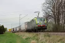 Nach Vorwarnung vom Dennis (er war einige Kilometer vor mir an der Strecke) blieb ich noch ein wenig an der Strecke um meinen ersten Vectron, Re 475 404, zu erlegen.

Stommeln/Pulheim, 01. April 2017