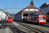 CJ: Bahnhof Tramelan am 16. März 2017. Während der Dreiwagenzug mit dem BDe 4/4 II 611 das Depot Tramelan für den Einsatz im Abendverkehr verliess, wartete der Gem 4/4 401 auf den Einsatz am folgenden Tag.
Foto: Walter Ruetsch