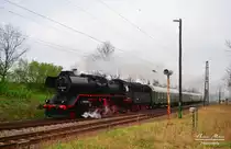 Anlässlich des 19. Leipziger Eisenbahntages, veranstaltete das Leipziger Eisenbahnmuseum eine Rundfahrt von Leipzig über Altenburg nach Gera und wieder zurück. Da die Vereinseigene 52 8154 zur Zeit im Meininger Dampflokwerk ist, zog ersatzweise 50 3648 den Zug. Ich konnte die Hinfahrt des Sonderzuges kurz hinter dem Haltepunkt Treben-Lehma am 02.04.2017 ablichten.