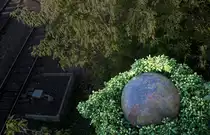 Auch bei der Eisenbahn werden Ostereier versteckt, auch wenn sie aus korrodiertem Metall bestehen können. :)