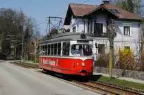 Tw.8 in der Kaltenbrunnerstraße, die in diesem Bereich mit einer Steigung von 96 Promille zum steilsten Abschnitt der Gmundner Straßenbahn zählt. (25.03.2017)