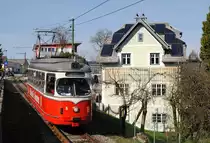 Tw.8 in der Kaltenbrunnerstraße kurz hinter der Haltestelle Rosenkranz. (25.03.2017)