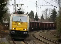 186 310-9 der Euro Cargo Rail  kommt mit einem Schrottzug aus Köln-Kalk(D) nach Genk-Goederen(B) und kommt aus Richtung Mönchengladbach-Hbf,Rheydt-Hbf,Wickrath,Beckrath,Herrath und fährt durch Erkelenz in Richtung Baal,Hückelhoven-Baal,Brachelen,Lindern,Süggerrath,Geilenkirchen,Frelenberg,Zweibrüggen,Übach-Palenberg,Rimburg,Finkenrath,Hofstadt,Herzogenrath, Kohlscheid,Richterich,Laurensberg,Aachen-West. Aufgenommen vom Bahnsteig 1 in Erkelenz. Bei Wolken am Nachmittag vom 20.3.2017.