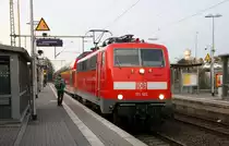 111 105 DB kommt mit dem RE4 Verstärkerzug von Düsseldorf-Hbf nach Aachen-Hbf und kommt aus Richtung Neuss-Hbf,Mönchengladbach-Hbf,Rheydt-Hbf,Wickrath,Beckrath,Herrath und fährt in Erkelenz ein und fährt dann weiter in Richtung Baal,Hückelhoven-Baal,Brachelen,Lindern,Süggerrath,Geilenkirchen,Frelenberg,Zweibrüggen,Übach-Palenberg,Rimburg,Finkenrath,Hofstadt,Herzogenrath, Kohlscheid,Richterich,Laurensberg,Aachen-West,Aachen-Schanz,Aachen-Hbf. 
Aufgenommen vom Bahnsteig 1 in Erkelenz. 
Bei Sonne und Wolken am Abend vom 21.3.2017.