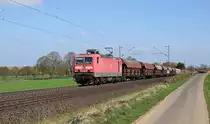 DB Regio 143 091, vermietet an DB Cargo, mit gemischtem Güterzug in Richtung Osnabrück (Bohmte-Stirpe, 03.04.17).