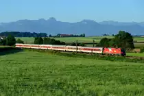 Zwar schon mit einem Bild an derselben Stelle in meinem Stream vertreten, aber da es diesen Zug ab Fahrplanwechsel nicht mehr geben wird, widme ich ihm noch eine Aufnahme: Nachdem DB Nachtzug sein Geschäft aufgibt, wird auch CNL 484  Lupus  von Roma Termini nach München HBF dem Rotstift zum Opfer fallen. Am Morgen des 08. August 2016 konnte der Zug noch bei Haus dokumentiert werden. Es führte Flaggen-Lok 1216.011. Erfreulicherweise plant die ÖBB das Nachtzug-Geschäft zu übernehmen und es soll auch wieder eine Verbindung nach Rom geben. Allerdings wird diese zu einer anderen Fahrplanlage über die Tauernbahn verkehren.