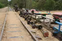 Erinnert ein wenig an den Start in Le Mans(:-). - In der Ou Dambang Station warten am 23.März 2017 die Bamboo Trains auf ihren nächsten Einsatz.