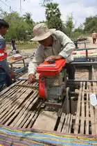 Der  Fahrdiesel  wird angelassen. Ou Dambang Station am 23.März 2017.