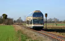 Am Wochenende 25./26.03. startete die Dessau-Wörlitzer-Eisenbahn mit ihren beiden Triebwagen Fürst Franz und Fürstin Luise in die neue Saison. Am 26.03.17 passiert Fürst Franz alias 670 004 Griesen und wird gleich den Bahnhof Wörlitz erreichen.