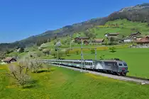 Re 446 017 mit einem VAE am 08.04.2017 bei Steinerberg. 