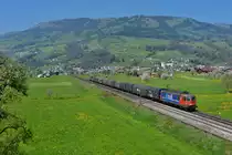 Re 620 088 mit einem Stahlzug am 08.04.2017 bei Steinen. 