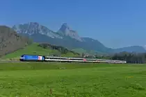 Re 460 079 mit einem IR am 08.04.2017 bei Steinen. 