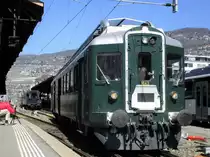 Viel Aufmerksamkeit sorgte das Wyländerli bei der Abschiedsfahrt  Train de Vignes  im Bahnhof Vevey unter wolkenlosen blauem Himmel. Aber zum Vergleich der um 12.06 Uhr ankommenden Dampfextrazug nach Brig wären das sehr wenige Schaulustige. Die SBB BDe 4/4 Nr. 1643  Wyländerli  kam mit 2 Waggons von Winterthur in Vevey an. Nach der Ankunft wurde sie im Bild von den Waggons abgekuppelt und ein Stück weitergefahren. Anschliessend musste das  Wyländerli  die Fahrrichung wechseln und auf Gleis 4 bis zu einer Weiche fahren. Dort musste sie wieder die Fahrrichtung wechseln und zurück zu den Waggons fahren. Der Extrazug wird wegen Platzmangel auf ein Abstellgleis abgestellt, damit anschliessend der Dampfextrazug Lyss- Brig Platz hat.
Samstag, 8. April 2017
