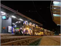 Trotz  Alpina  und  SURF  zeigt sich die MOB weiterhin bunt: der Be 4/4 5001 mit dem Bt 241 an der Spitze wurde von der Künstlerin Sarah Morris im Rahmen der  Elevation 1049  kunstvoll gestaltet. Der Zug wartet in Montreux auf die Abfaht nach Zweisimmen.
9. April 2017