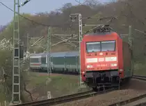 101 008-1 mit einem Eurocity Richtung Dresden-Prag in der Oberauer Kurve.09.04.2017 10:40 Uhr.