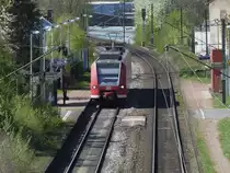 426 038-6 als RB Neunkirchen - Homburg Saar beim Halt im Neunkircher Stadtteil Wellesweiler. Auch noch einer der vielen Haltepunkte im Saarland die noch nicht ausgebaut sind und keinen barrierefreien Zugang haben. 09.04.2017 Bahnstrecke 3282 Homburg Saar - Neukirchen Saar.
