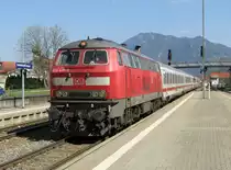 218 435 mit IC 'Nebelhorn' am 08.04.17 bei der Einfahrt in den Bahnhof Immenstadt.