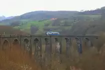 Museums- und Touristikbahnen im französischen Zentralmassiv: Der Gentiane-Express ist Teilstück einer 1950 durch einen Talsperrenbau unterbrochenen Strecke von Paris nach Neussargues, über die früher auch Schnellzüge verkehrten. Heute wird noch ein 16 km langes Reststück zwischen Riom-les-Montagnes und Lugarde betrieben. Am 05.04.2017 überquert der 1961 gebaute X 2908 den Viadukt bei Riom-les-Montagnes.