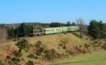 Museums- und Touristikbahnen im französischen Zentralmassiv: An die Agrivap schliesst in La Chaise Dieu die Chemin de Fer du Haut Forez nach Estivarelles an. Am 07.04.2017 ist die BB 63705 mit einem Zug kurz vor Estivarelles unterwegs. Diese Baureihe war zu Zeiten der SNCF auch im Planeinsatz auf dieser Strecke eingesetzt.