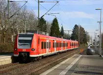 Die Rhein Niers Bahn (RB33) kommt aus Duisburg-Hbf nach Aachen-Hbf und kommt aus Richtung Mönchengladbach-Hbf,Rheydt-Hbf,Wickrath,Beckrath,Herrath und hält in Erkelenz und fährt dann weiter in Richtung Baal,Hückelhoven-Baal,Brachelen,Lindern,Süggerrath,Geilenkirchen,Frelenberg,Zweibrüggen,Übach-Palenberg,Rimburg,Finkenrath,Hofstadt,Herzogenrath, Kohlscheid,Richterich,Laurensberg,Aachen-West,Aachen-Schanz,Aachen-Hbf. 
Aufgenommen vom Bahnsteig 2 in Erkelenz. 
Bei schönem Sonnenschein am Morgen vom 25.3.2017.