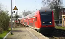 Ein RE4 aus Aachen-Hbf nach Dortmund-Hbf und kommt aus Richtung Aachen-Hbf,Aachen-Schanz,Aachen-West,Laurensberg,Richterich,Kohlscheid,Herzogenrath,Hofstadt,Finkenrath,Rimburg,Übach-Palenberg,Zweibrüggen,Frelenberg,Geilenkirchen,Süggerrath,Lindern,Brachelen,Hückelhoven-Baal und fährt in Erkelenz ein und fährt dann weiter in Richtung  Herrath,Beckrath,Wickrath,Rheydt-Hbf,Mönchengladbach-Hbf. 
Aufgenommen vom Bahnsteig 2 in Erkelenz. 
Bei schönem Sonnenschein am Morgen vom 25.3.2017.