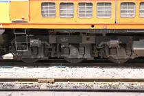 Die AHK 4224 (Co'Co', de, Krupp, Bj.1980, Fab.Nr. K-5486) erhielt ein neues Drehgestell (XGT - Korea, Bj.2016-06, Fab.Nr. L5TR1419-010). Bild vom 25.März 2017 im Bf. Hua Lamphong. 