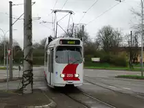 Freiburger VAG Düwag GT8N Wagen 225 am 22.03.17 in Haid von einer Verkehrsinsel aus fotografiert
