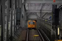 Achterbahnfahren mit der U1. -
Ein bisschen wie eine Achterbahn wirkt hier die Tunnelausfahrt der Linie U1(Uhlandstraße - Warschauerstraße) an der Haltestelle Gleisdreieck.

Berlin Gleisdreieck, 14. Dezember 2016