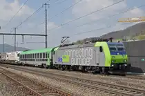 Re 485 017-8 durchfährt den Bahnhof Gelterkinden. Die Aufnahme stammt vom 06.04.2017.